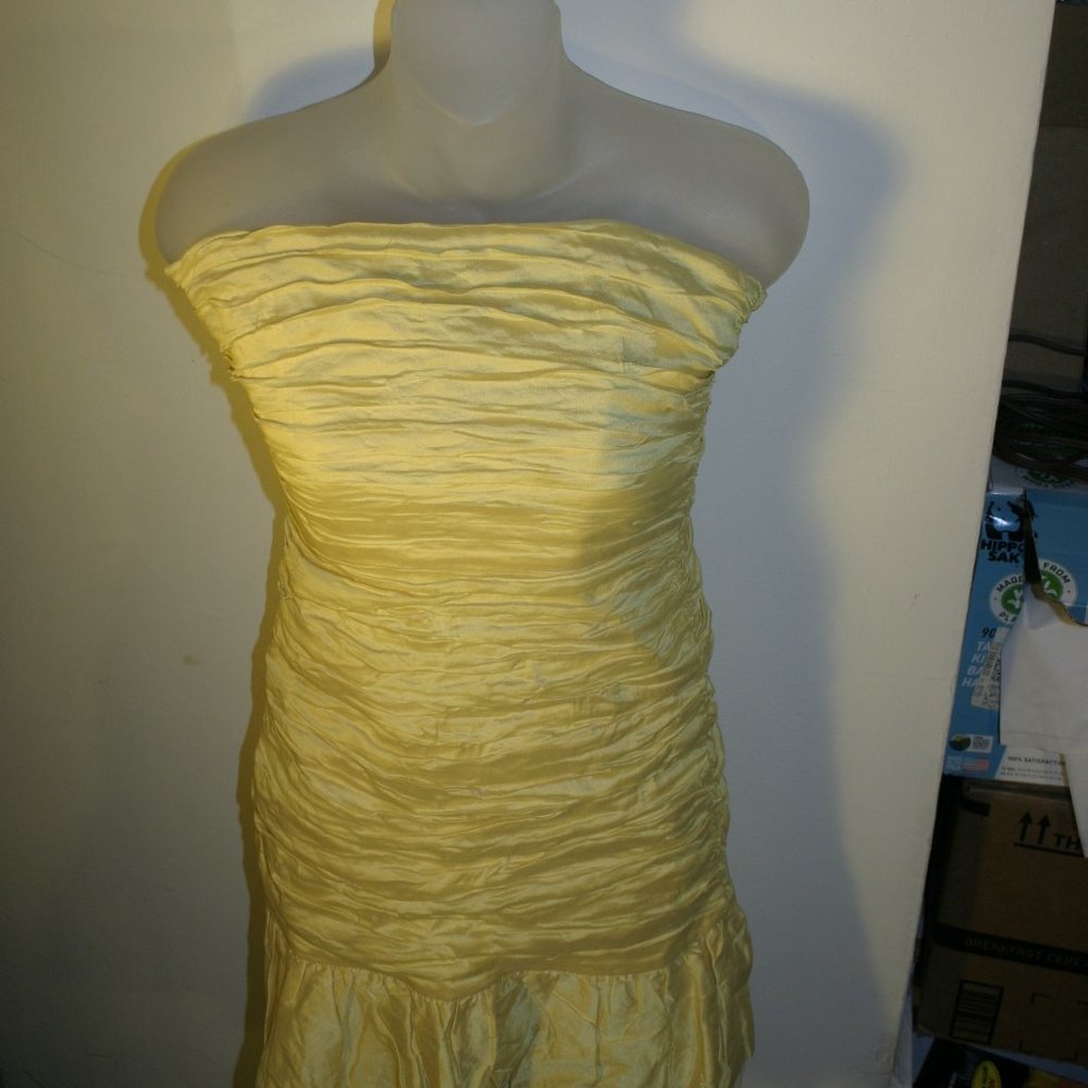 BCBG Max Azria Strapless dress Size 6 Wedding/Prom